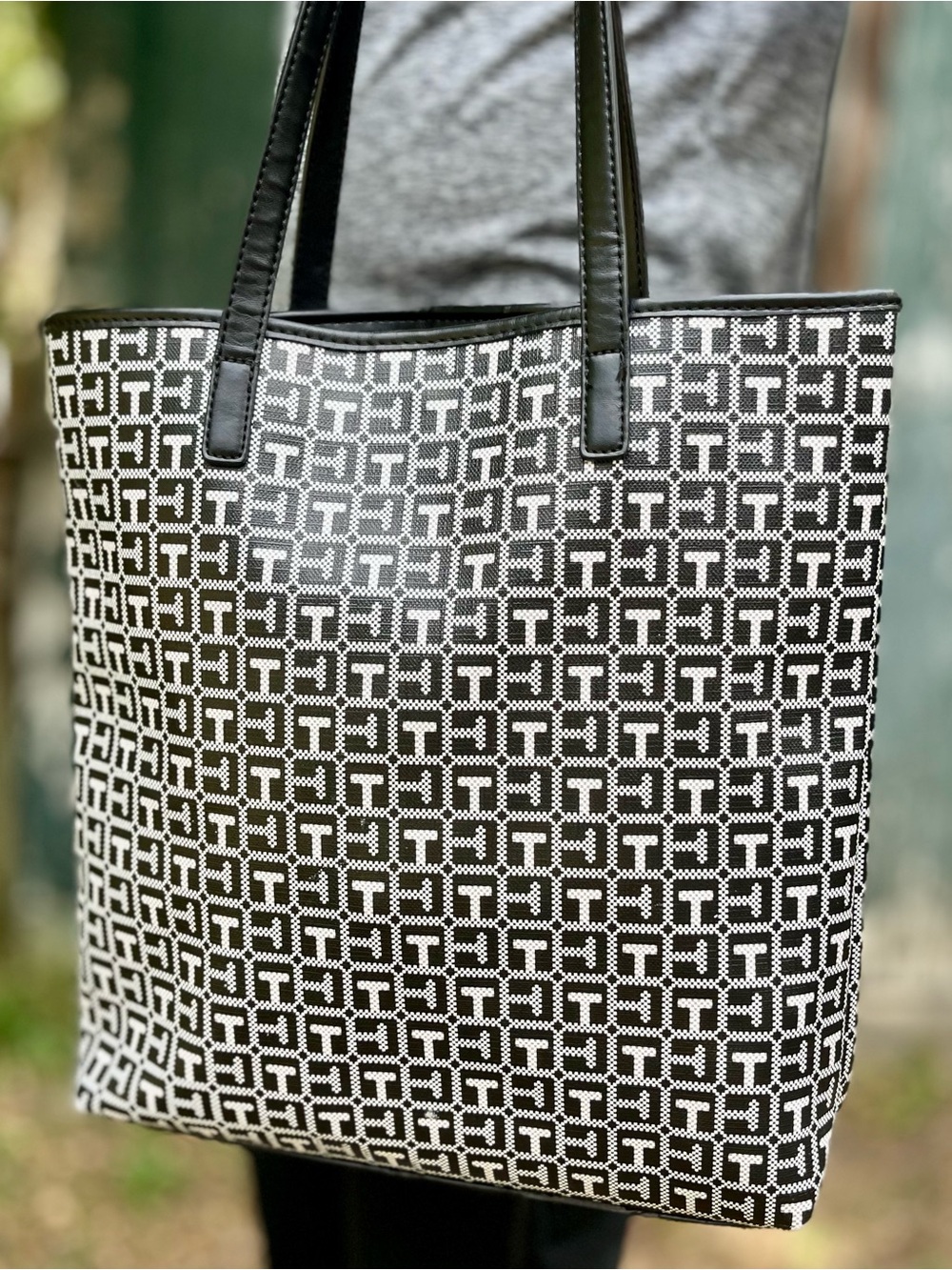 Tommy Hilfiger Black & White Logo Print Shoulder Bag Tote with Wristlet Vegan - Picture 2 of 12